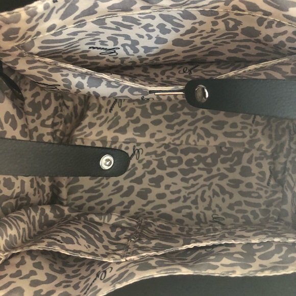 🛑SOLD🛑  Guess Handbag 👜 with strap - Picture 5 of 8